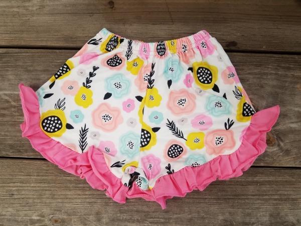 White Floral shorts black - Miss Thangz